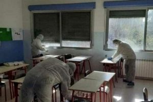 Operatori scolastici sanificano aula