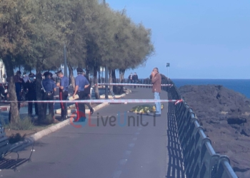 uomo morto al lungomare di Catania