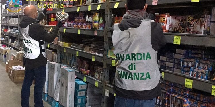 guardia di finanza sequestro fuochi d artificio