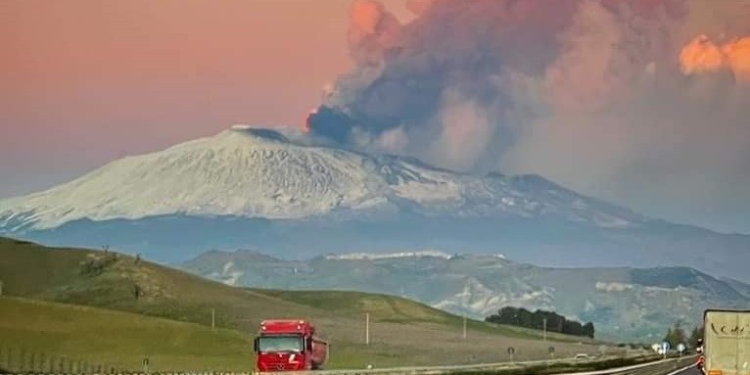 etna eruzione strada