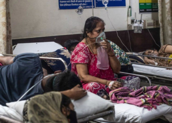 Donna indiana in ospedale durante pandemia coronavirus in India