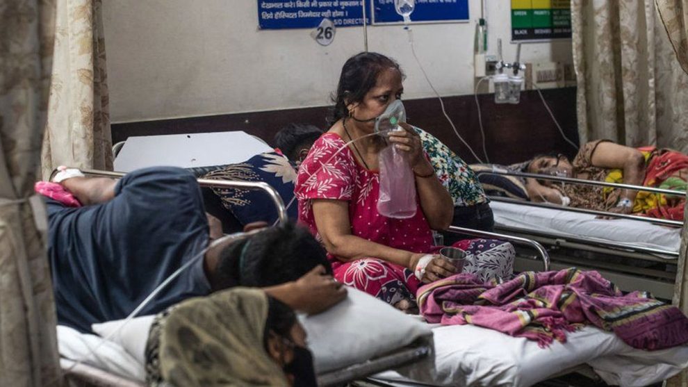 Donna indiana in ospedale durante pandemia coronavirus in India