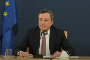 Mario Draghi in conferenza stampa illustra il nuovo decreto Covid