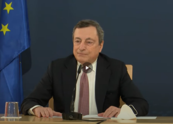 Mario Draghi in conferenza stampa illustra il nuovo decreto Covid