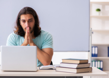 studente preoccupato esami