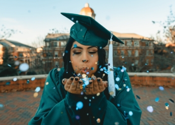 Studentessa festeggia la sua laurea