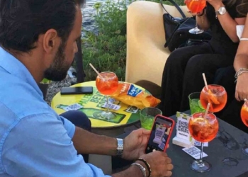 Persone prenotano il vaccino al tavolo dell'aperitivo