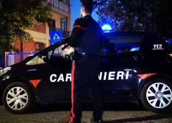 Carabiniere davanti all'auto