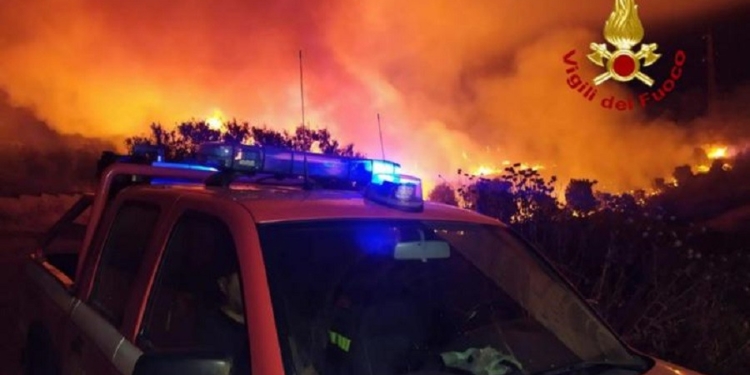 incendi a fuoco a mandas un fienile e mezzo agricoli