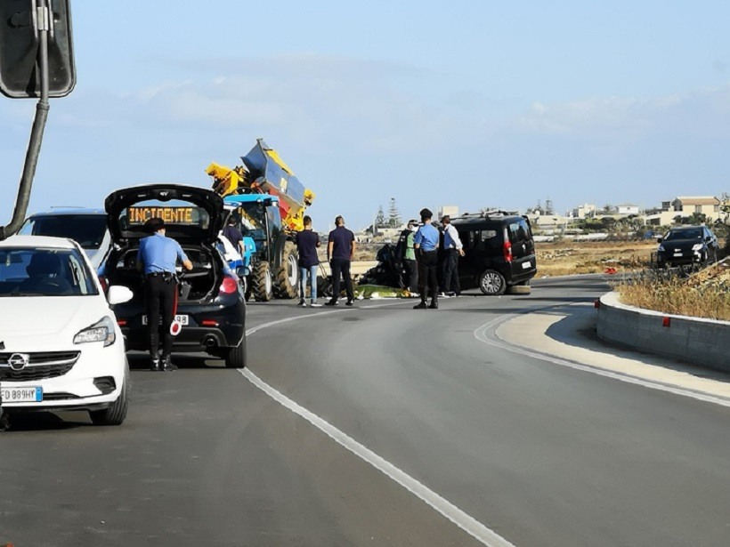 incidente in Sicilia tra auto e trattore