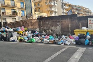 Catania invasa dai rifiuti