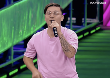 in foto Matteo Milazzo che canta Bambola a X factor 2021