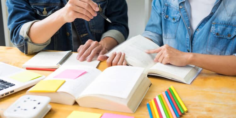 Studenti sui libri