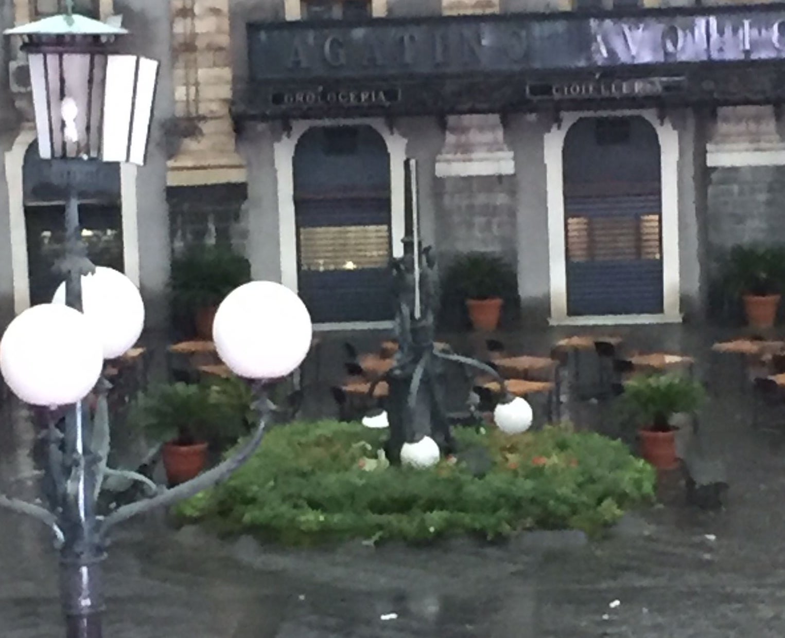 Tempesta a Catania: danneggiato un candelabro delle quattro leggende di piazza Università [FOTO]