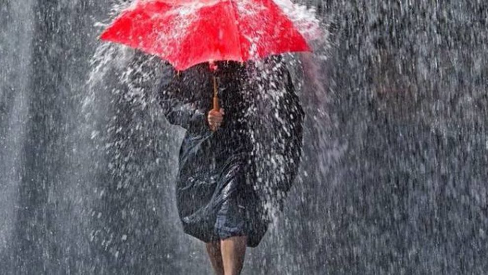pioggia torrenziale e ombrello