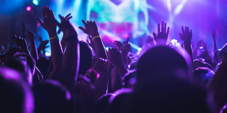 gente in discoteca