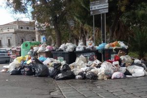 cumulo di rifiuti a Catania