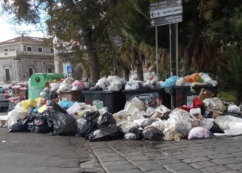 cumulo di rifiuti a Catania