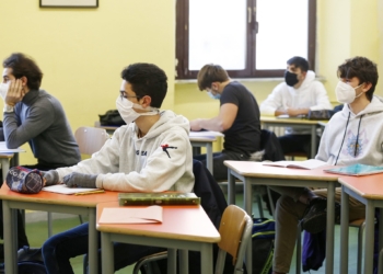 studenti positivi in aumento nelle scuole