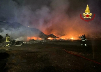 Incendio a Catania in via Amari