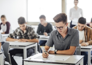 Studenti alle prove scritte degli esami di maturità