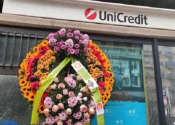 Corona di fiori di fronte a Unicredit di Catania