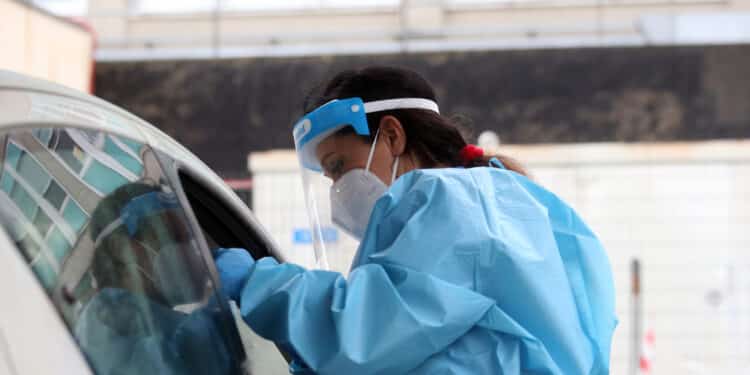 Infermiera effettua tampone al drive in