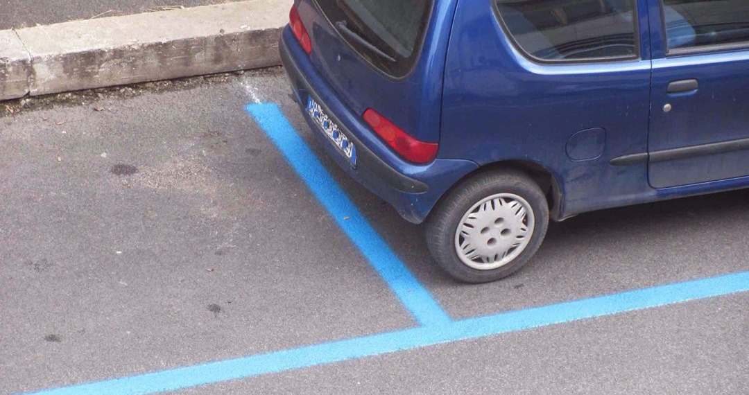 strisce blu