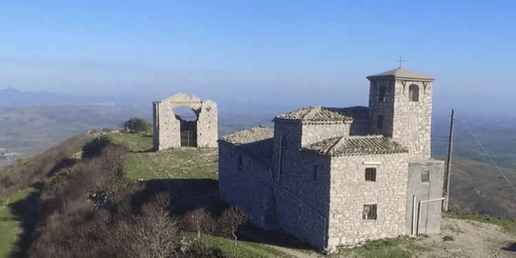 eremo monte scalpello cronaca castel di iudica resti cadaveri