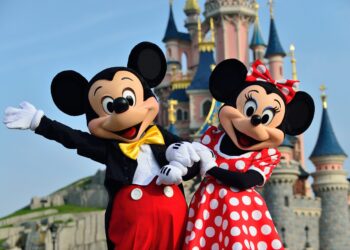 disneyland paris cerca personale