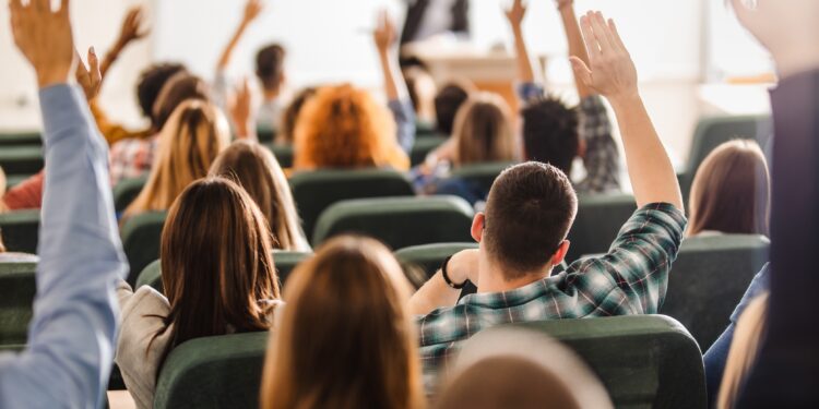 aula universitaria con studenti