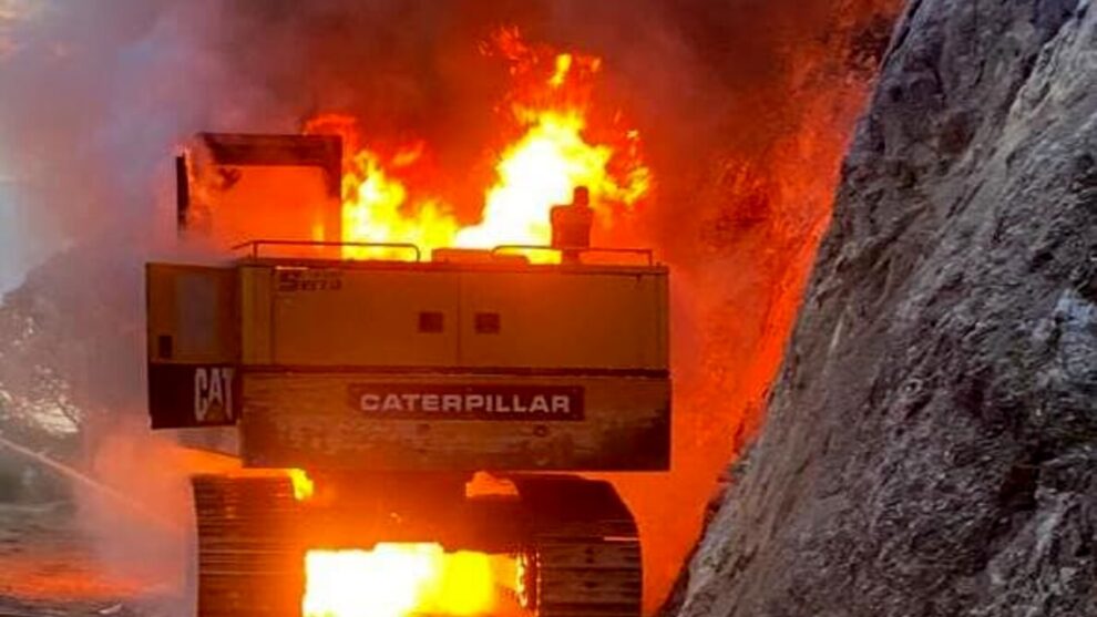 bruciato-escavatore-ferrovia-palermo-catania