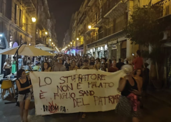 Corteo di protesta nel centro di Palermo.