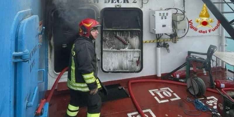 vigili del fuoco incendio nave porto catania