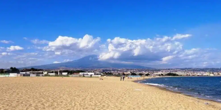 spiaggia libera 990x556