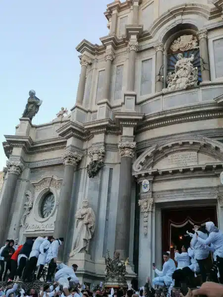 L'uscita della Santa dopo la messa dell'aurora, immortalata da Dario Longo.