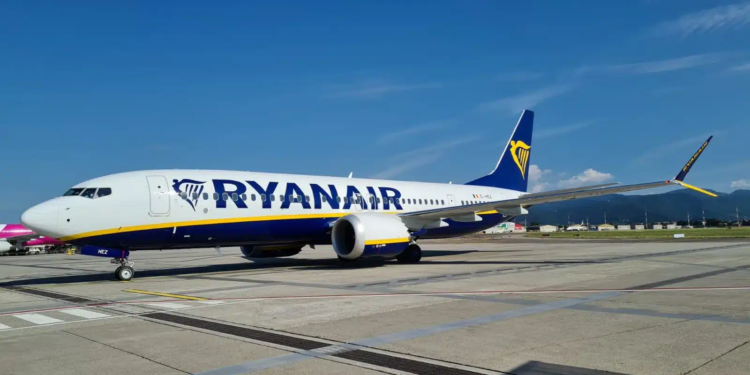 b737 8200 ryanair a bgy airport