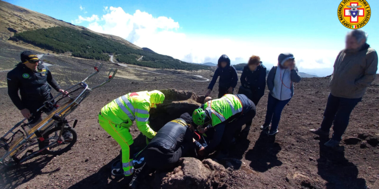 soccorso alpino etna turista spagnolo