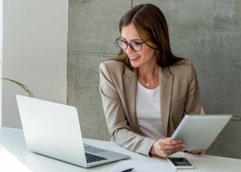 donna al lavoro al computer