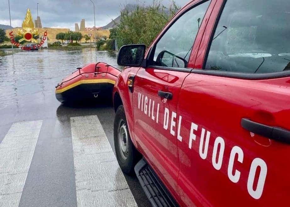 Maltempo, strade allagate in Sicilia: Vigili del Fuoco su canotto