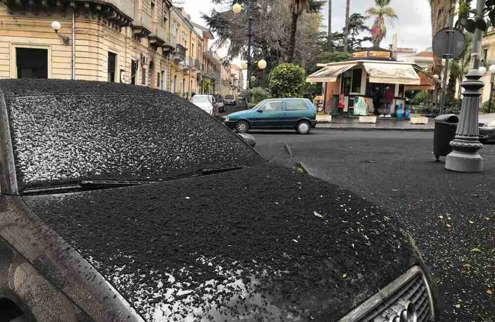 Catania, il programma per la raccolta di cenere vulcanica: le strade e le date