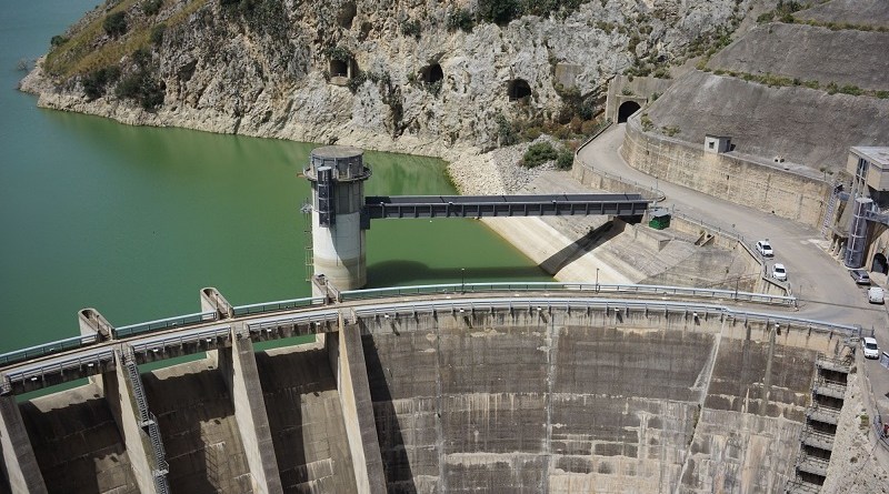 Sicilia, dopo le forti piogge l’acqua delle dighe finisce in mare