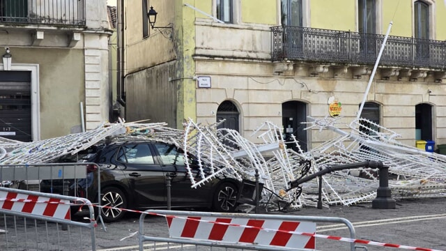 Sicilia, tromba d’aria abbatte luminarie e alberi nel Catanese: tre feriti lievi