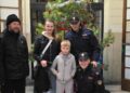 bimbo di 10 anni si smarrisce ma viene ritrovato dalla polizia di stato che lo riconsegna ai genitori 2