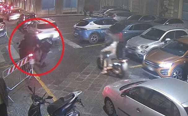 in scooter senza casco investe un poliziotto 18enne arrestato dalla polizia di stato 4