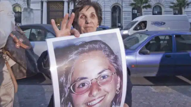 Elisa Claps; ecco la Mamma di Elisa con in mano il volto della figlia innocente