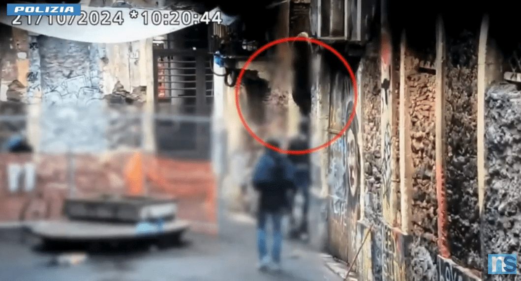 Catania, blitz della polizia all’alba: smantellata piazza di spaccio a San Berillo [VIDEO]