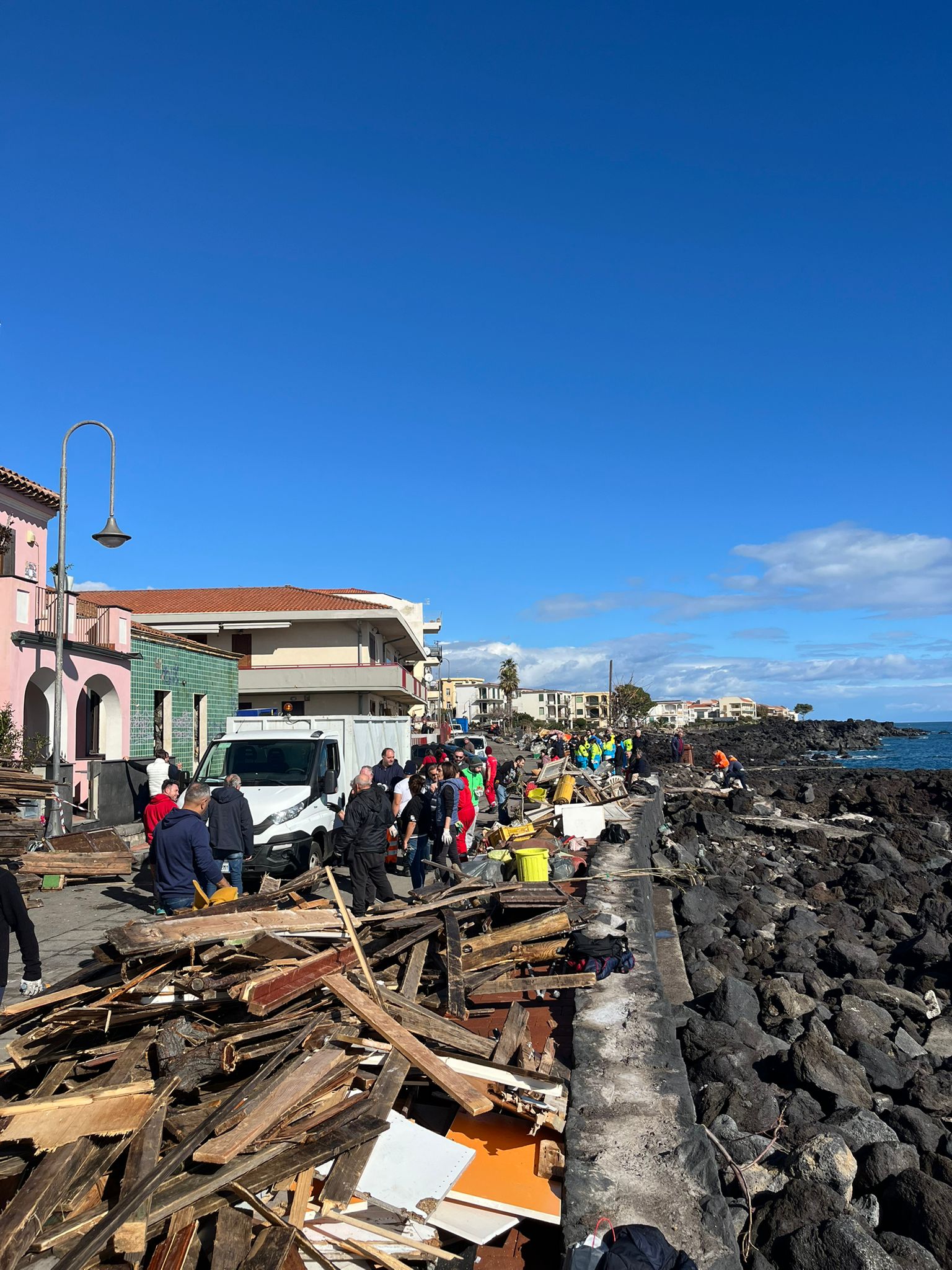 Ciclone Harry, volontari a Stazzo con la voglia di ricostruire: “Facciamo rinascere casa nostra”