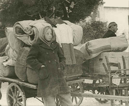 Fobie; Una giovane esule italiana in fuga trasporta, insieme ai propri effetti personali, una bandiera tricolore (1945).