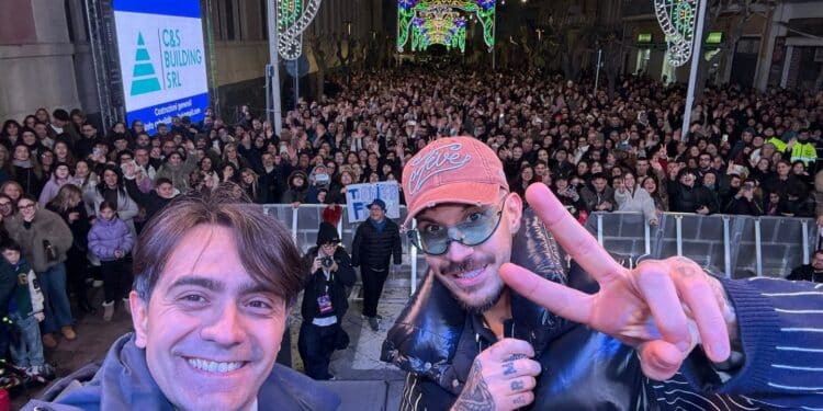 In foto Fred De Palma e il sindaco di Misterbianco Marco Corsaro